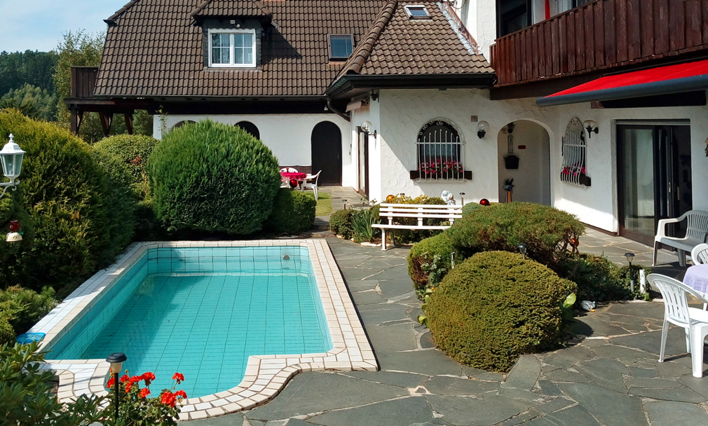 hauseigener Swimmingpool umrahmt von beiden Ferienwohnungen in Obernsees fränkische Schweiz