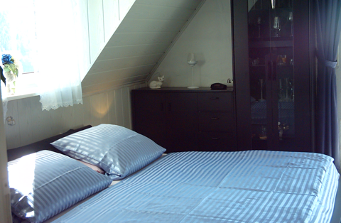 gemachtes sauberes Doppelbett in der Ferienwohnung 1