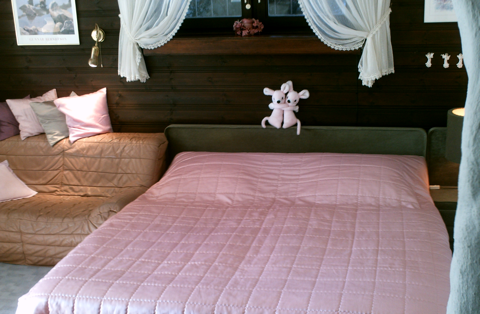 gemachtes sauberes Doppelbett in sanften Rosé-Tönen in Ferienwohnung 2